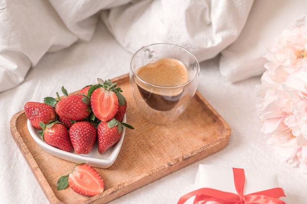 Colazione per san valentino con caffè e fragole.