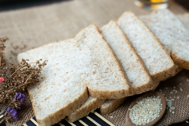 아침 식사, 통 곡물 빵 및 차는 깨끗한 갈색 자루에 넣습니다.