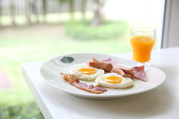Завтрак с беконом, жареным яйцом и апельсиновым соком