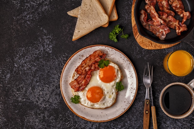 Colazione con pancetta e uovo fritto