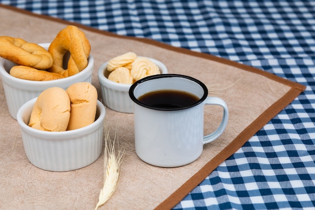 Foto colazione con torta all'aperto