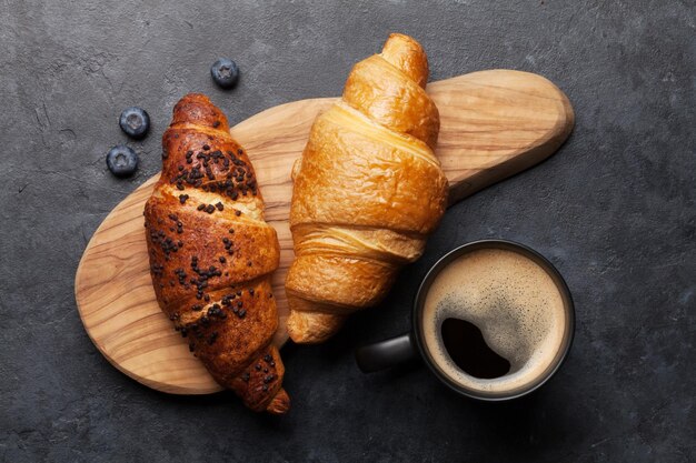 Фото Завтрак с кофе и круассантами