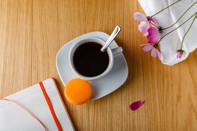 커피, 화려한 마카롱 및 오픈 다이어리와 함께 아침 식사