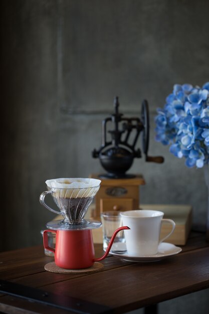 Colazione con caffè che gocciola di mattina