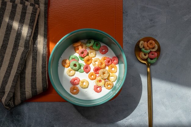 La colazione con cereali colorati è servita in una ciotola colorata