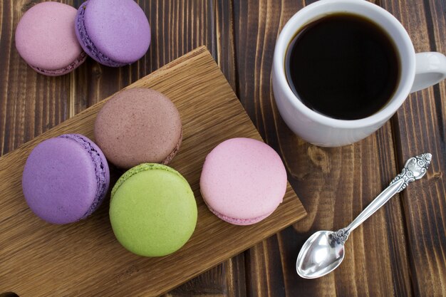 Photo breakfast with colorful macaroons and coffee