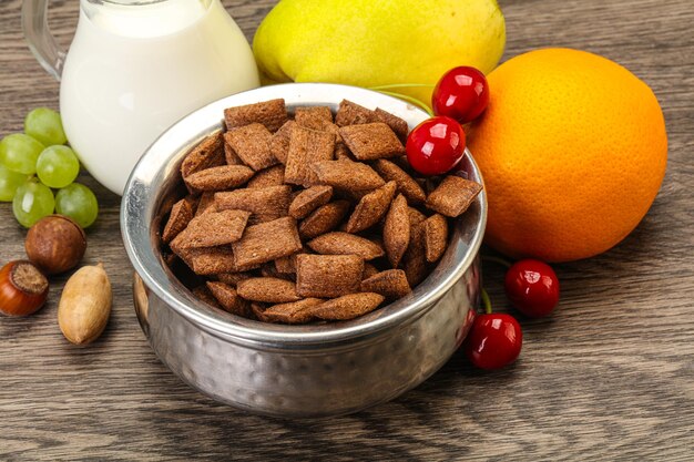 Breakfast with corn chokolate pads and milk