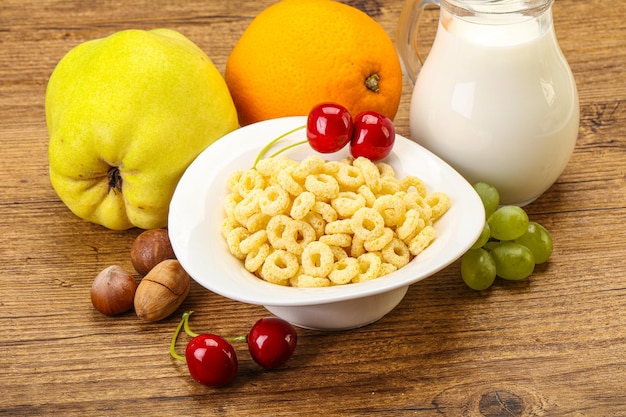 Breakfast with corn rings and milk