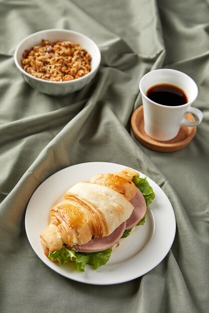 クロワッサンとコーヒーの朝食