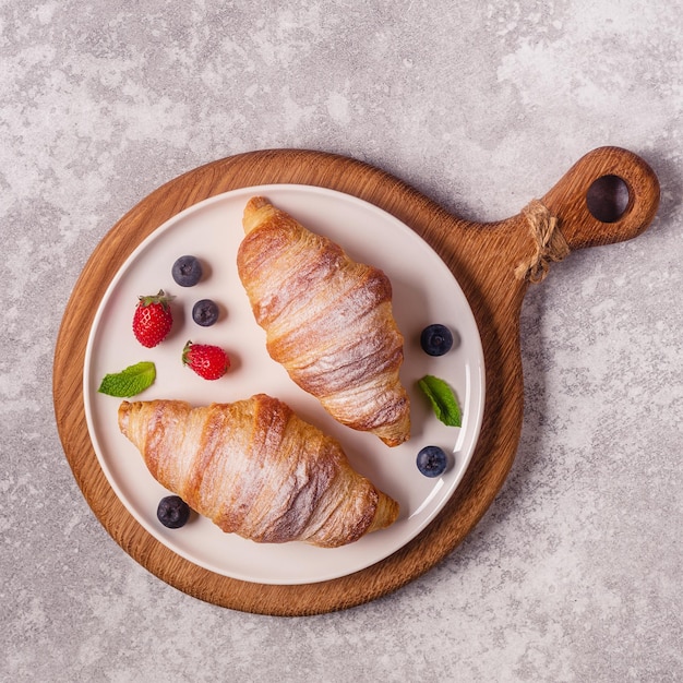 Colazione con croissant e frutta fresca