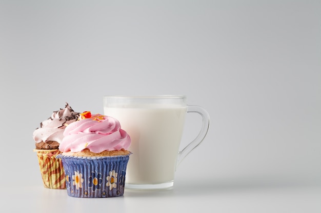 Photo breakfast with cupcake and milk