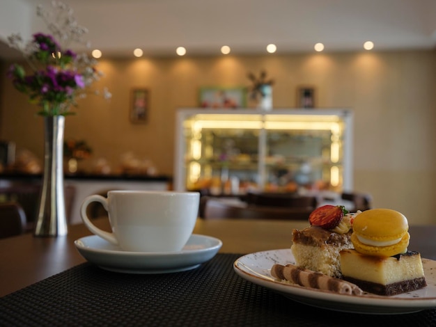 カフェで美味しいケーキとコーヒーで朝食を