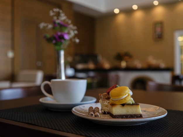 Colazione con deliziosa torta e caffè in una caffetteria