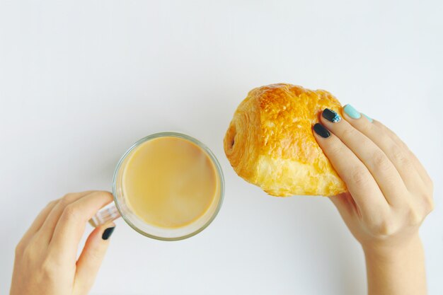 フランスのクロワッサンとコーヒーの朝食