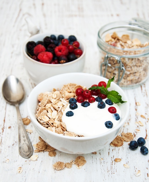 Colazione con frutti di bosco freschi