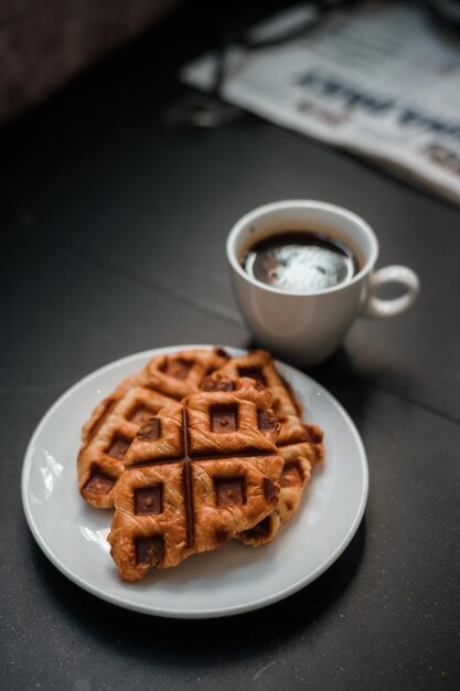 焼きたてのクロワッサンとブラックコーヒー1杯の朝食