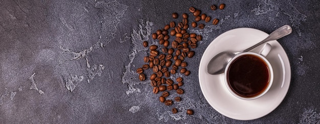 Colazione con croissant freschi, succo d'arancia e caffè