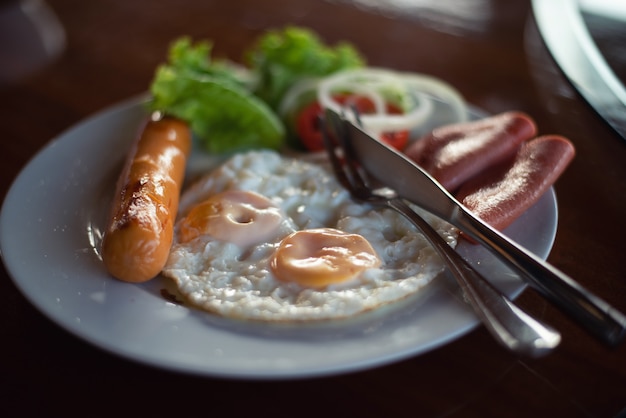 Foto colazione con uova fritte, pancetta, salsicce