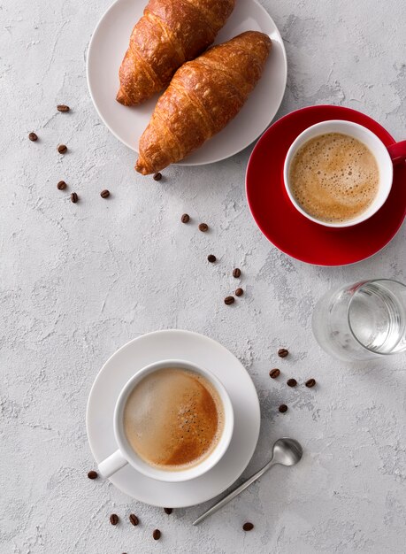 ホットでおいしいコーヒーとクロワッサンの朝食