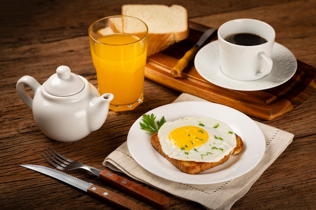 Foto colazione con succo di caffè e toast con uovo al tegamino