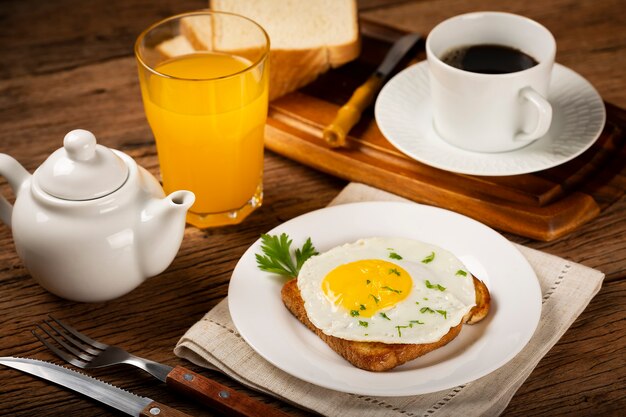 주스 커피와 계란 후라이를 곁들인 토스트가 포함된 아침 식사