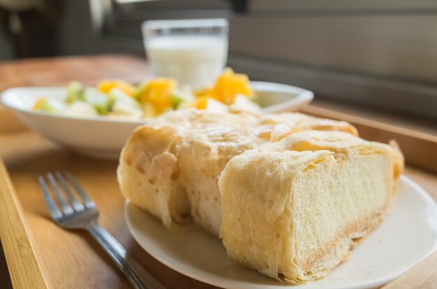 아침에 우유, 과일, 케이크로 아침 식사