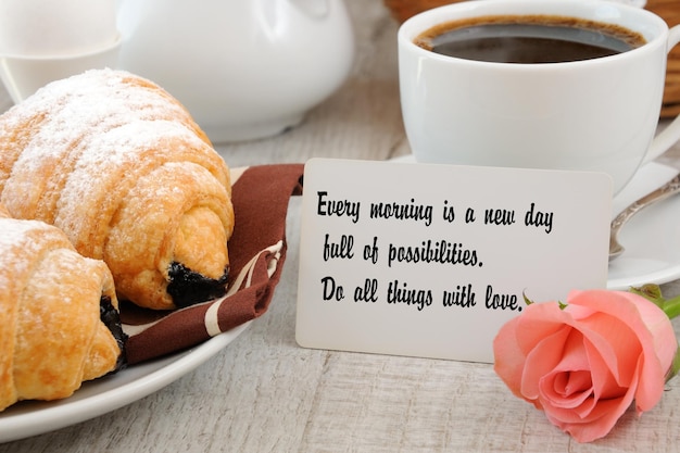 Foto colazione con frase motivazionale