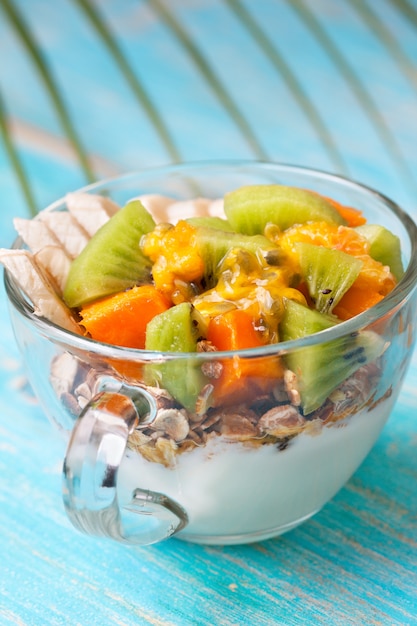 Photo breakfast with muesli, yoghurt, tropical fruits