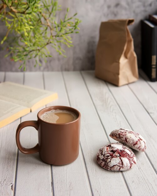 コーヒーのマグカップと赤いベルベットのクッキーで朝食