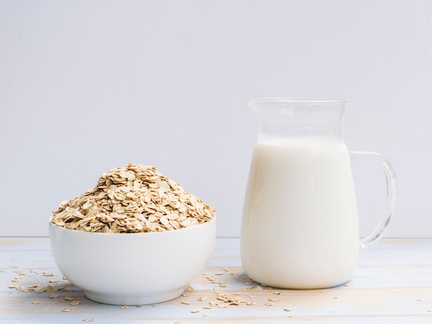 Foto colazione con scodella di farina d'avena e latte