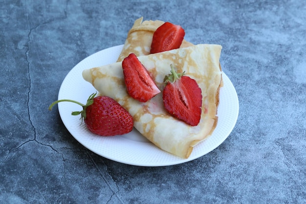 パンケーキと新鮮なイチゴの朝食