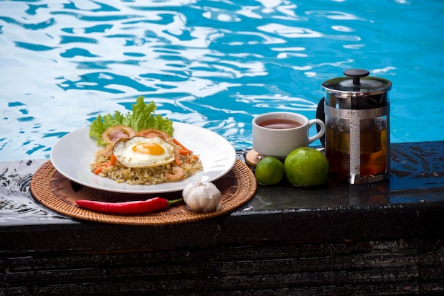 발리에서 바다가 보이는 아침 식사