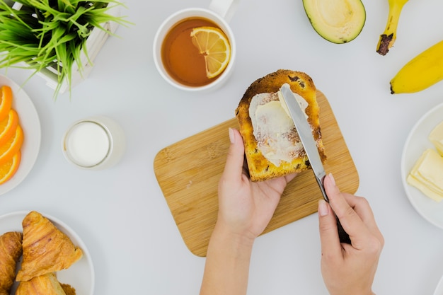 Photo breakfast with slices of bread and butter