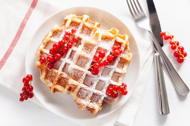 Фото Завтрак с вафлей и ягодой