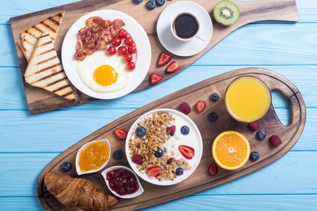 Photo breakfast with yogurt eggs berries juice croissant and jam