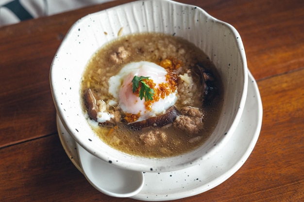 カフェの木のテーブルで朝食