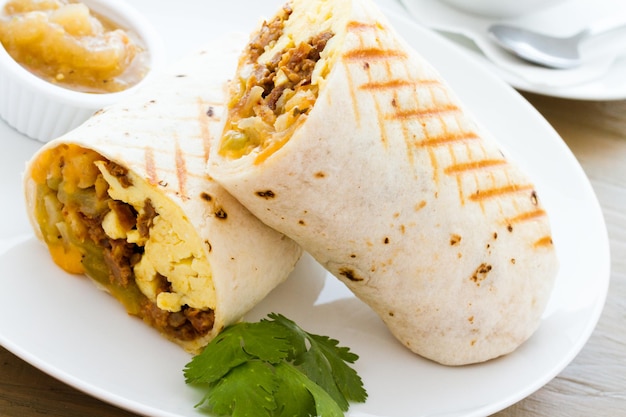 Borrito a colazione con tazza di caffè.