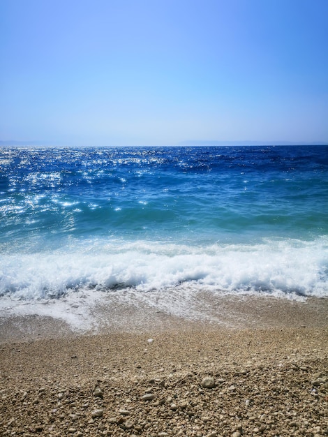 青い海の夏の背景の砕波