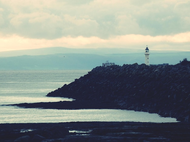 Photo breakwater lighthouse overlooking welsh coastline