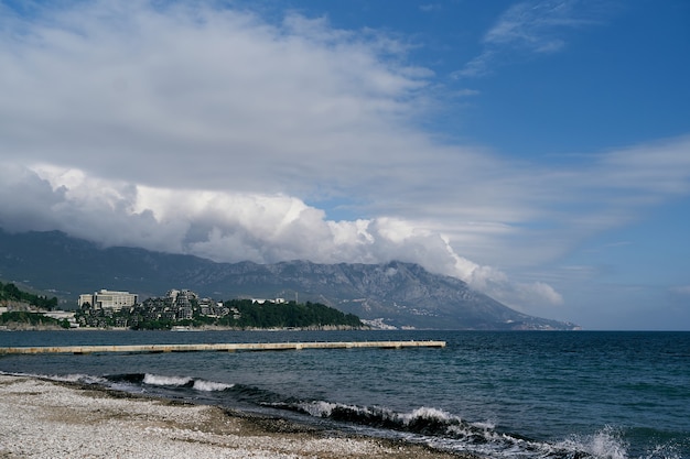 Волнорез, выступающий в море на пляже в будве, черногория