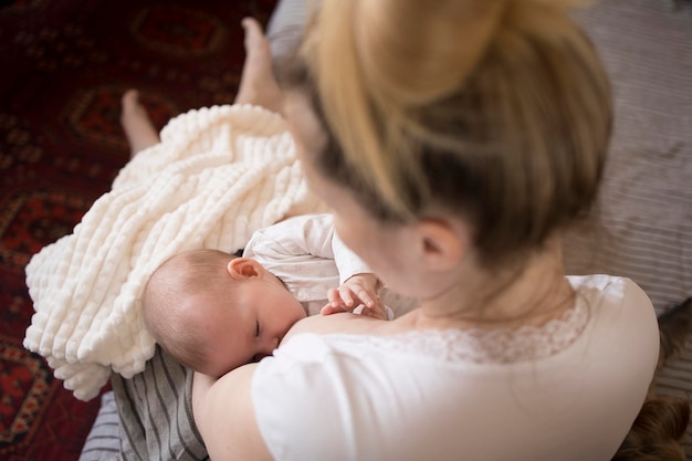 Foto allattamento al seno mamma felice e bambino a casa