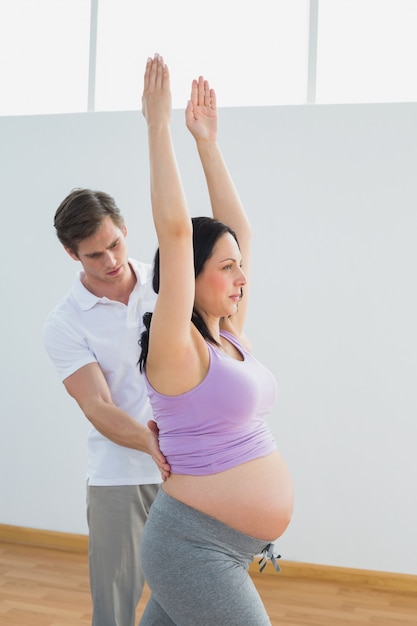 Дыхание беременной женщины, занимающейся йогой с личным тренером