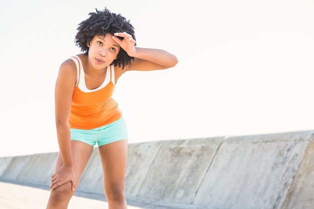 Photo breathing young sporty woman resting