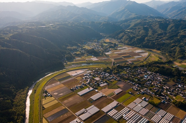 緑の木々や山々に囲まれた田園地帯の息を呑むような空中ショット