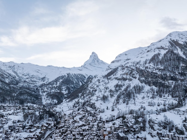 Foto una vista aerea mozzafiato di zermatt e del matterhorn sulle alpi svizzere in inverno