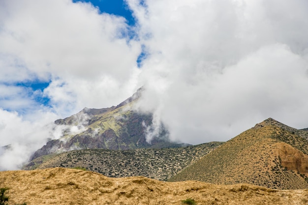 Захватывающий облачный ландшафт пустыни Верхнего Мустанга, снятый в деревне Челе в Гималаях, Непал