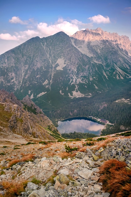 High Tatras, 슬로바키아에서 일출의 숨막히는 Popradske pleso 산 호수 전망