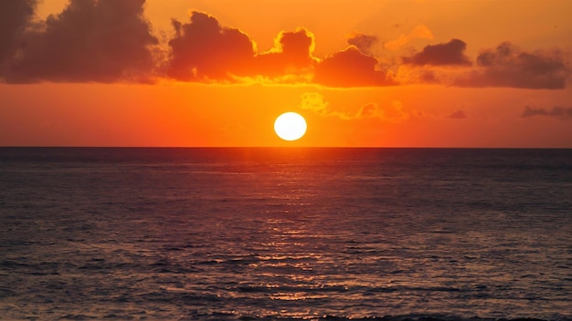 Photo breathtaking scenery of the sun setting over the ocean in bonaire caribbean