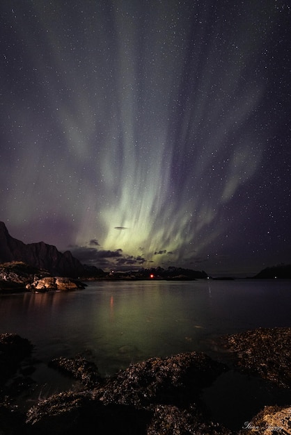 Foto scatto mozzafiato di magiche luci verdi nel cielo azzurro