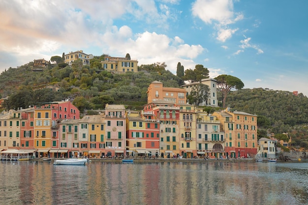 Foto lo spettro mozzafiato di colori che riempie il cielo e illumina gli antichi edifici della città